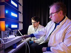 Am Massenspektrometer: Prof. Dr. Waldemar Kolanus (rechts) und Michael Rieck vom Life and Medical Sciences Institut (LIMES) der Universität Bonn